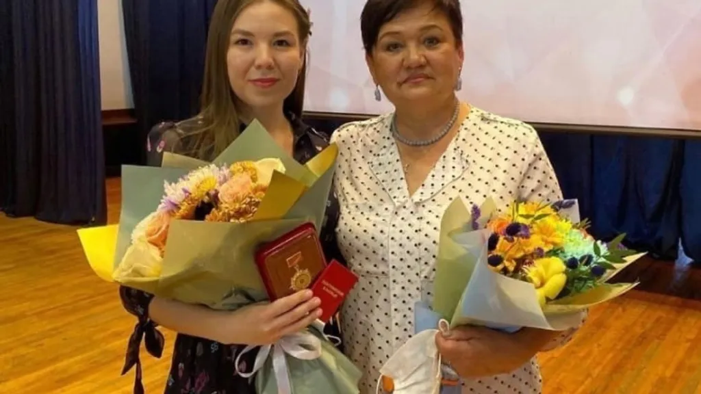 Физалия Кильдиярова получает профсоюзную медаль