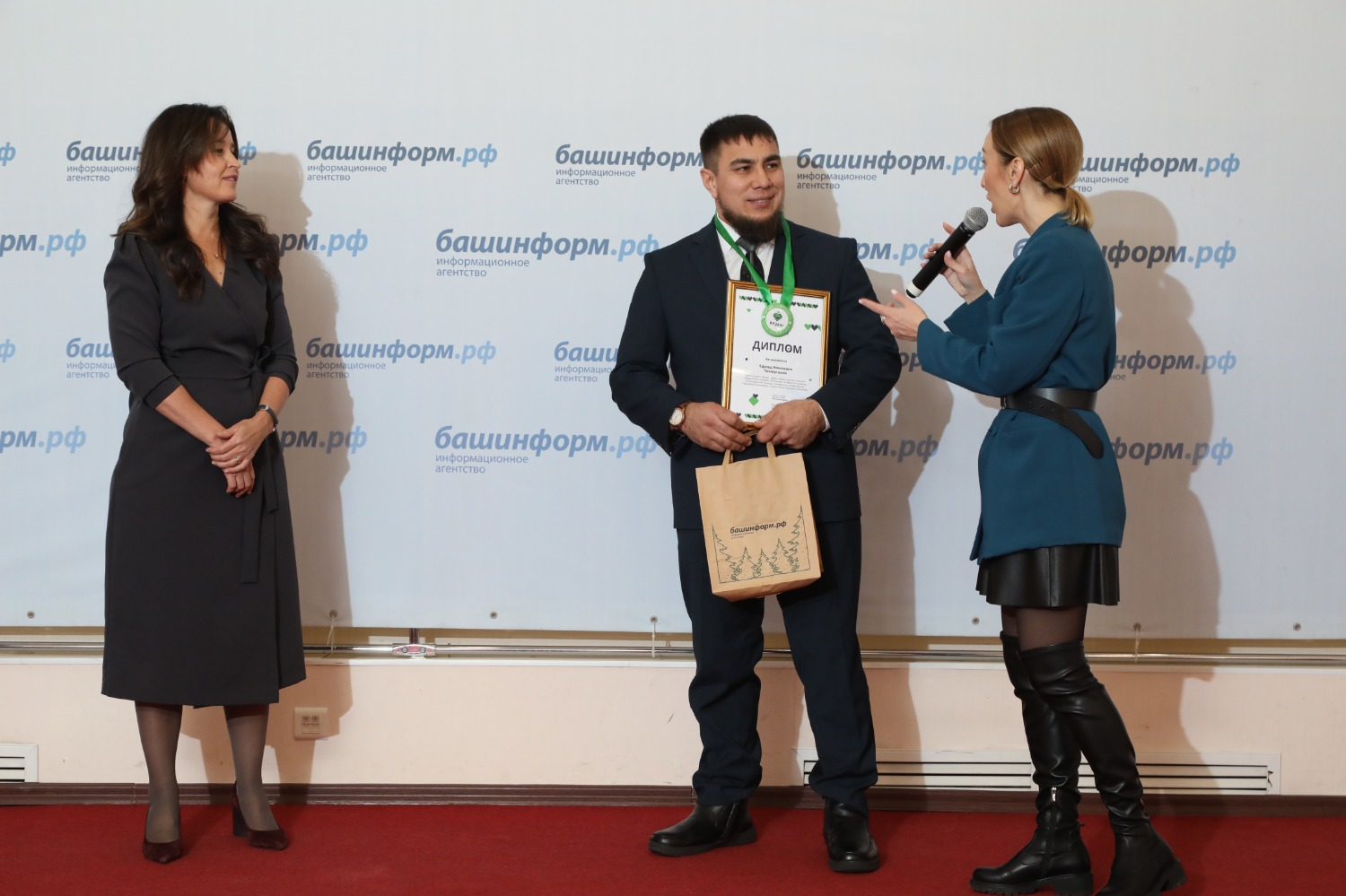 Валерий Шахов  Э. Тимергалин на вручении диплома «Ярзам» в ИА «Башинформ»