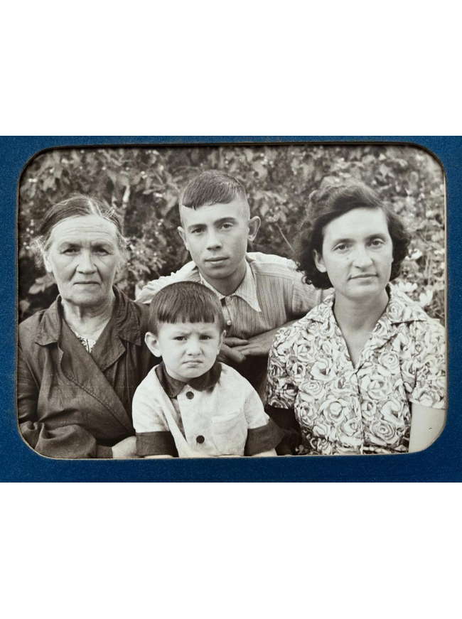 Бабушка Елена Фёдоровна, мама Нина Павловна, брат Юрий и маленький Володя