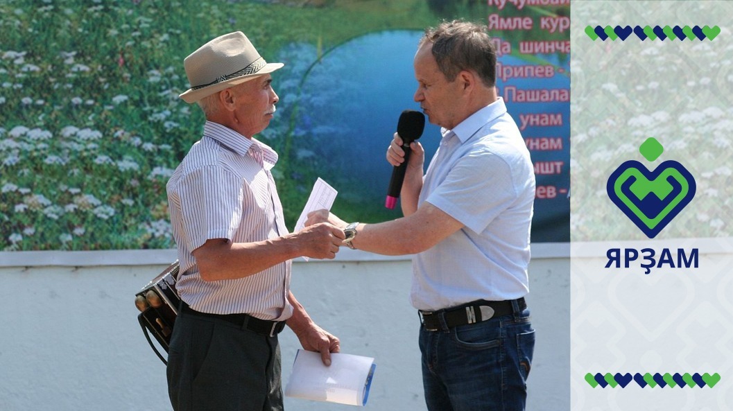 предоставлено редакцией газеты «Чолман». На празднике, посвященном Дню деревни Старокульчубаево Мишкинского района, главный редактор газеты «Чолман» И. Губаев вручает диплом «Ярзам» активистам деревни.