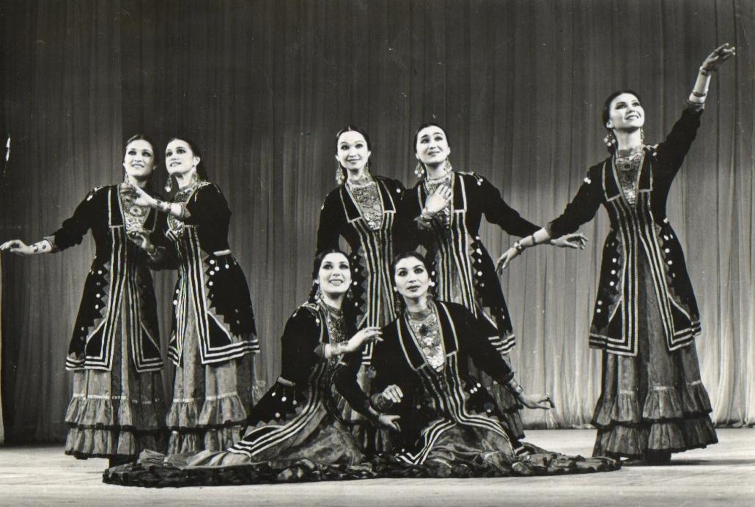 Альмира Шарафутдинова - стоит в центре