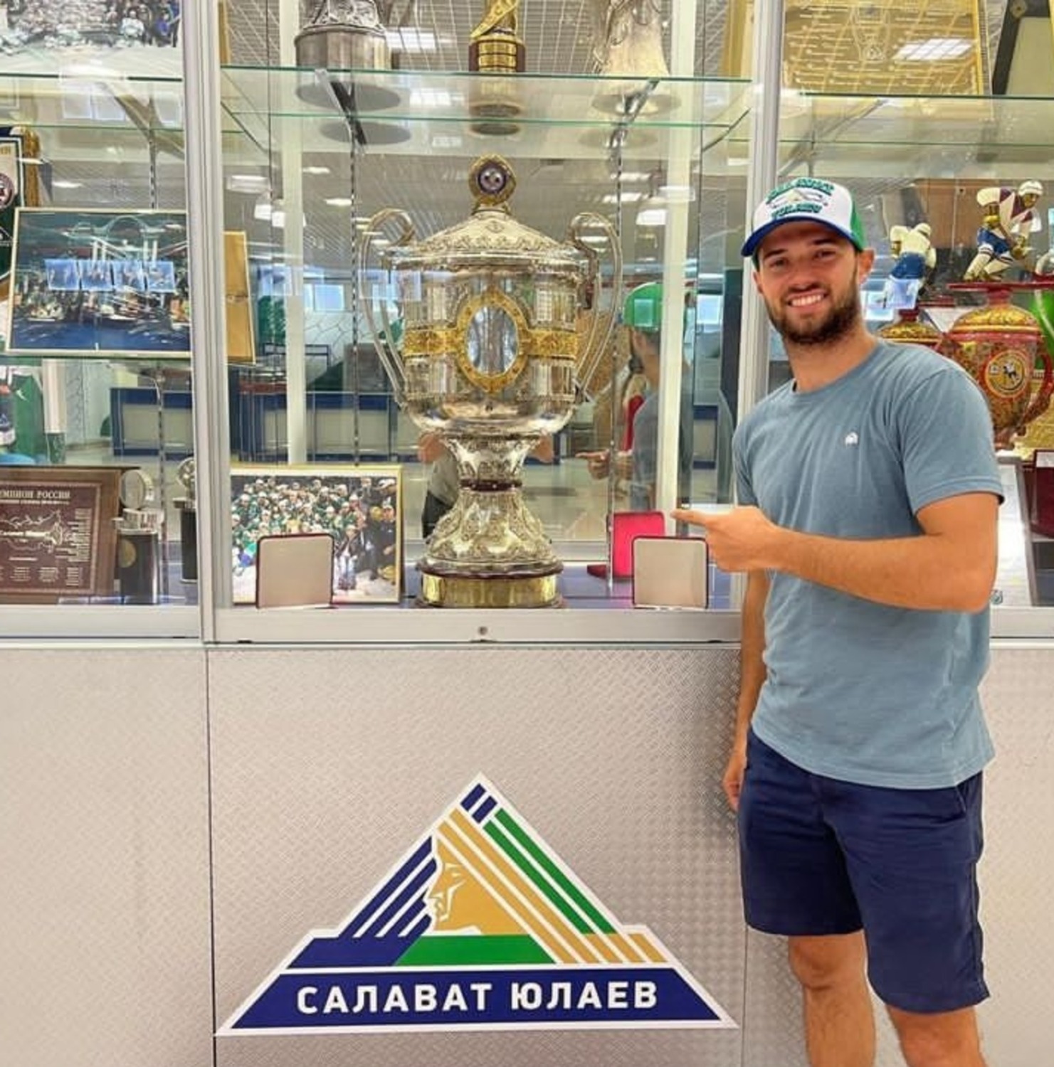 страница Брэди Перри в соцсети  Брэди Перри