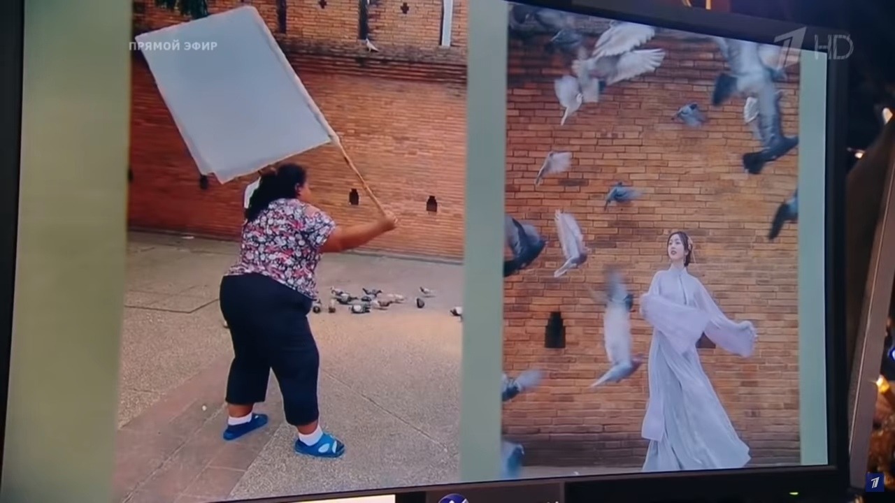 Первый канал В итоге туристы оставляют на память фото справа