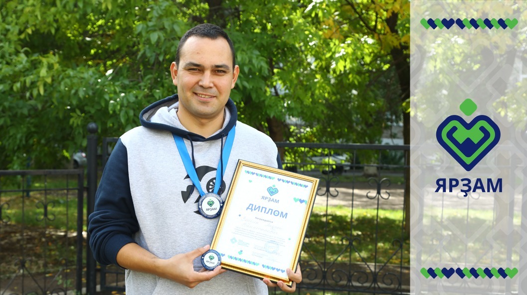 Валерий Шахов Директор гимназии Булат Ильшадович Зинуров на вручении диплома «Ярзам – время добрых дел».