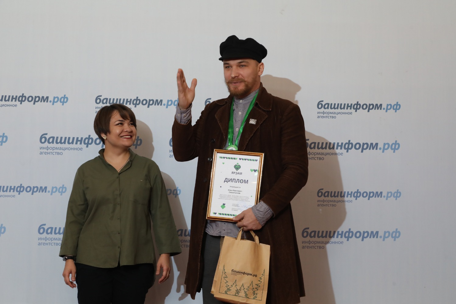 На фото: Илья Севостьянов и руководитель региональной общественной молодежной организации «Башкирское молодежное движение «Максат» Шаура Юмагузина
