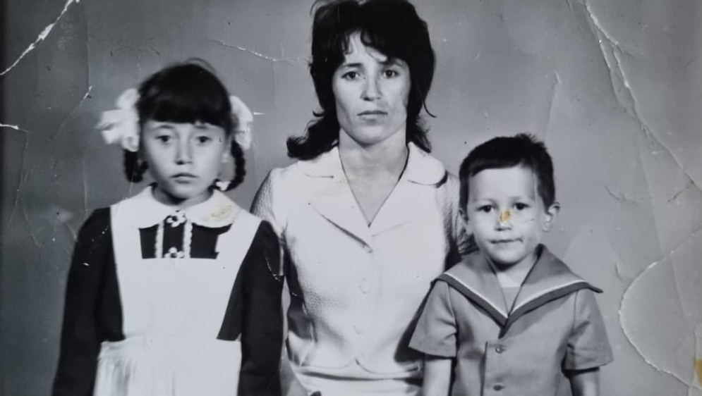 Марат с матерью и сестрой