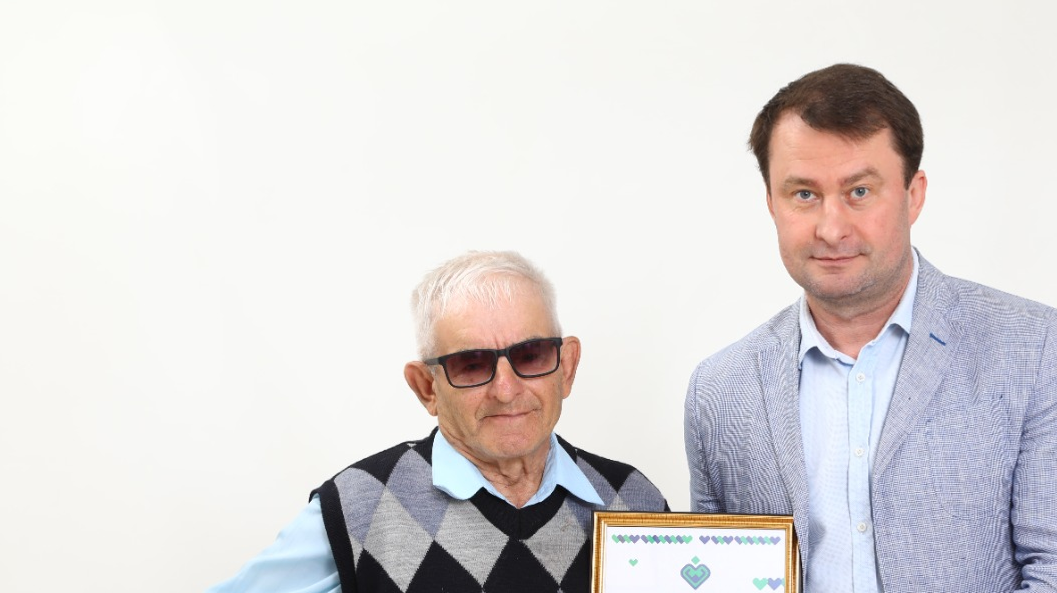 Валерий Шахов  Юрий Иванов с главным редактором «Башинформа» Русланом Шарафутдиновым на вручении диплома «Ярзам».