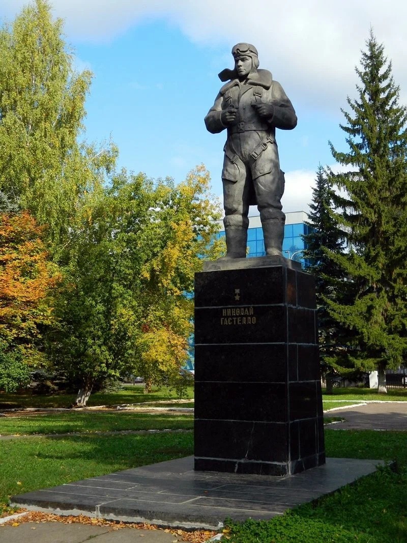 Памятник Николаю Гастелло, г. Уфа.