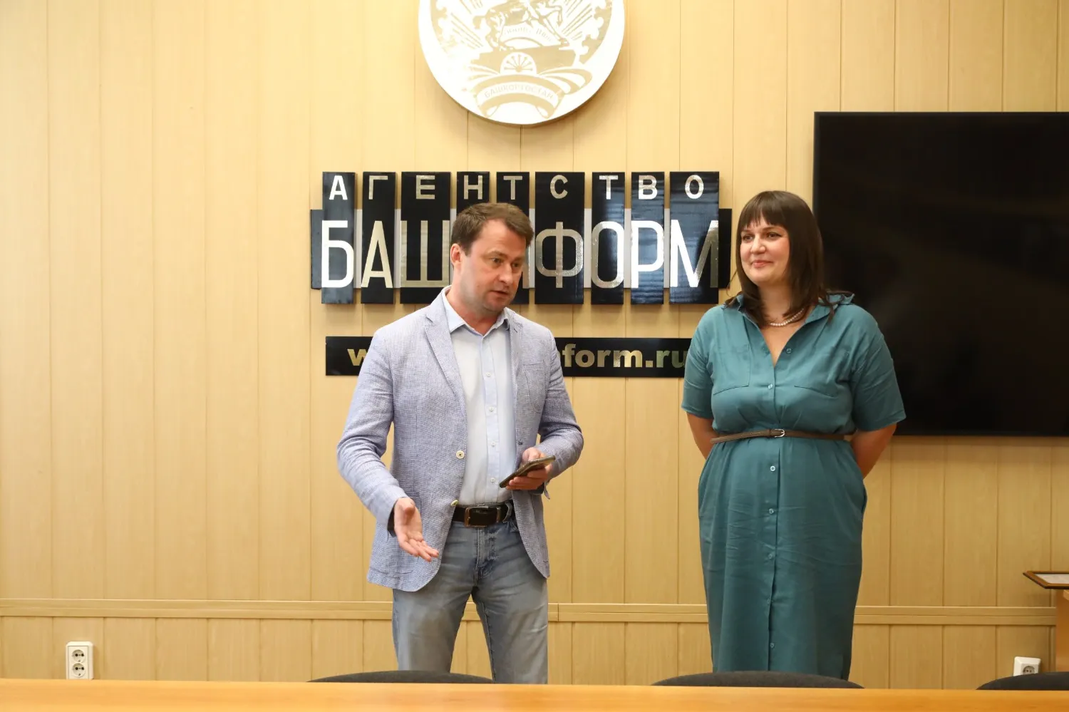 Валерий Шахов  Анна Кузнецова с главным редактором «Башинформа» Русланом Шарафутдиновым на вручении диплома «Ярзам».