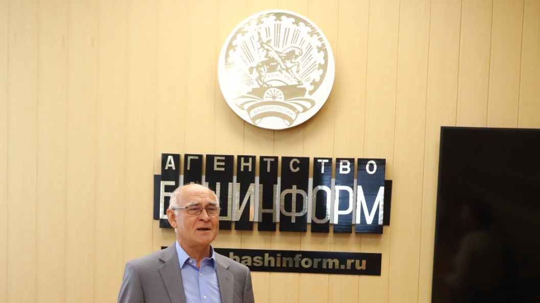 Валерий Шахов  Айгуль Сербина с литературным редактором «Башинформа» Аликом Шакировым на вручении диплома «Ярзам».