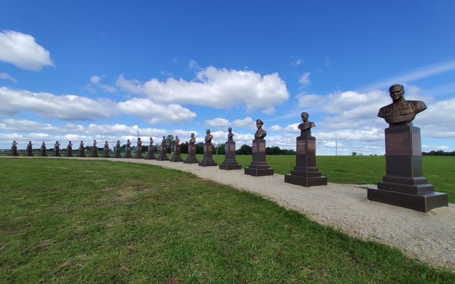 предоставлено Хасаном Идиятуллиным. Аллея героев братских народов Великой Отечественной войны, с. Улу-Теляк.