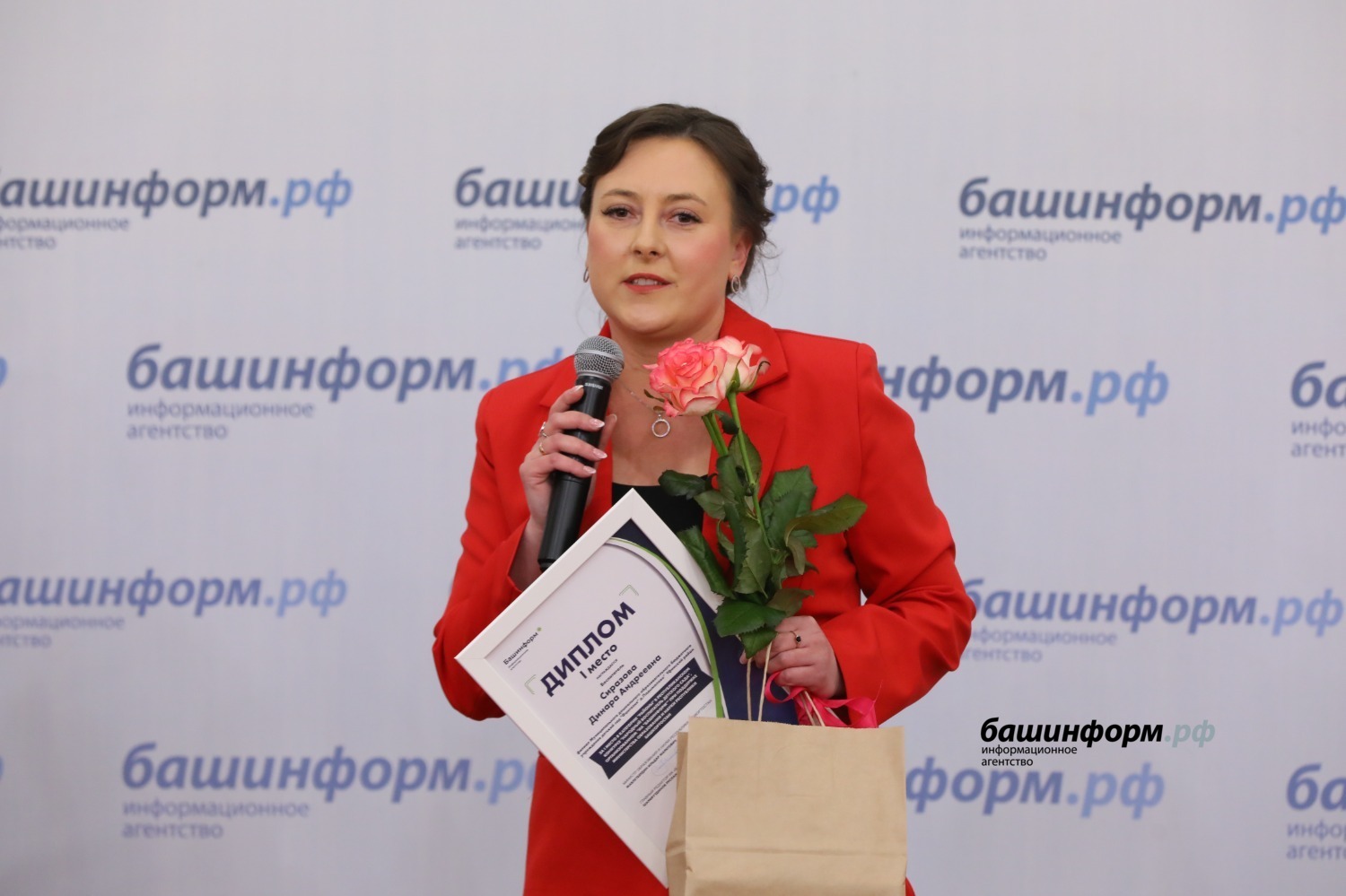 Валерий Шахов  Воспитатель детского сада  «Фантазия» деревни Подымалово Динара Сиразова.