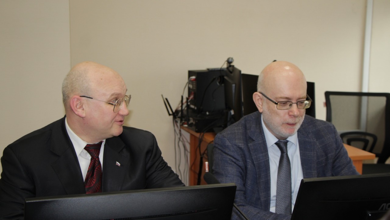 Председатель Экспертного совета при ФАДН РФ, зав.кафедрой управления в сфере межэтнических и межконфессиональных отношений факультета госуправления МГУ им.М.В.Ломоносова Александр Полунов (справа) с председателем комиссии Совета по делам национальностей Москвы, директор проектов Фонда развития международных связей "Добрососедство" Юрий Московский (слева).)