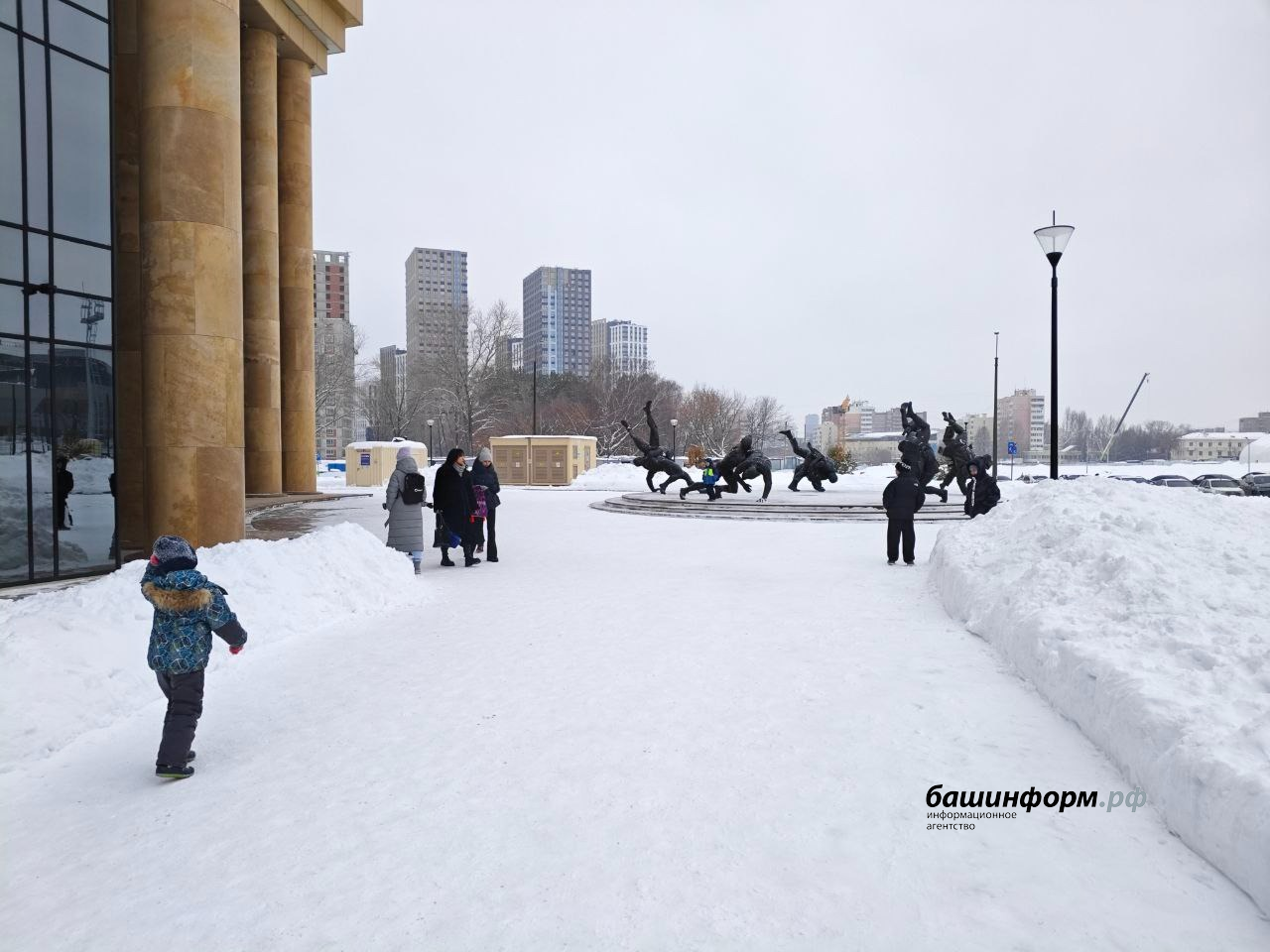 Роман Якимчук У Дворца борьбы любят прогуливаться родители с детьми