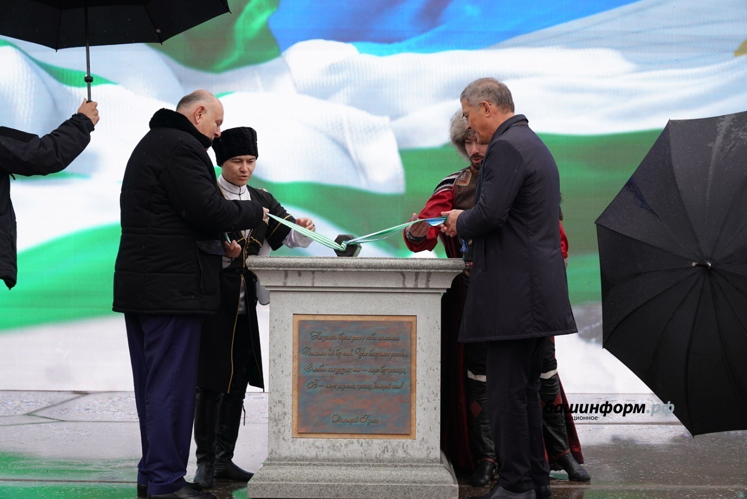 Олег Яровиков  Радий Хабиров и Аслан Бжания закладывают первый камень в фундамент колоннады