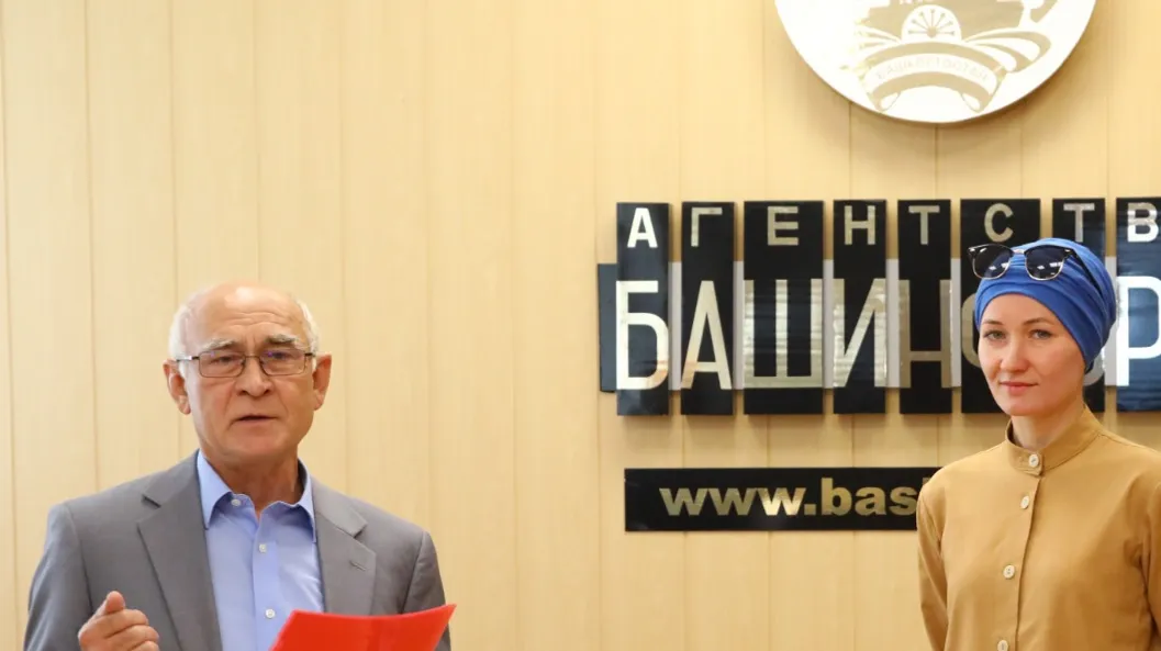 Валерий Шахов  Дочь Сергея Сироты Галина Хайруллина с литературным редактором «Башинформа» Аликом Шакировым на вручении диплома «Ярзам».