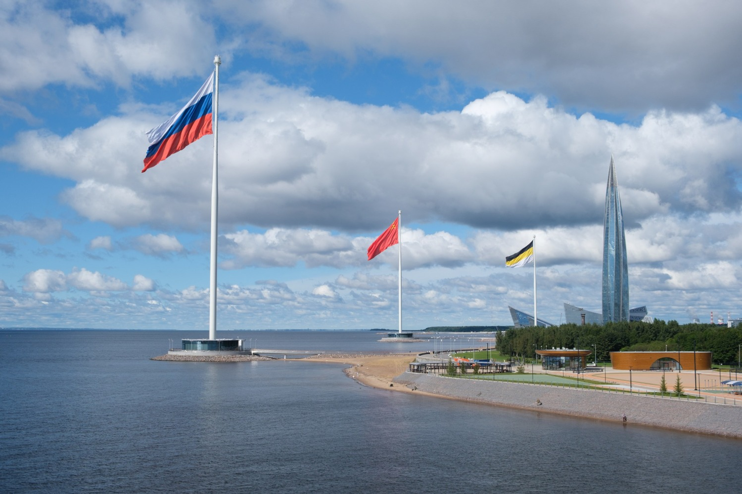 Станислав Самойлик предоставлено пресс-службой «Зенит-Арены» Вид на флаги Российской Империи, Советского союза и современной России