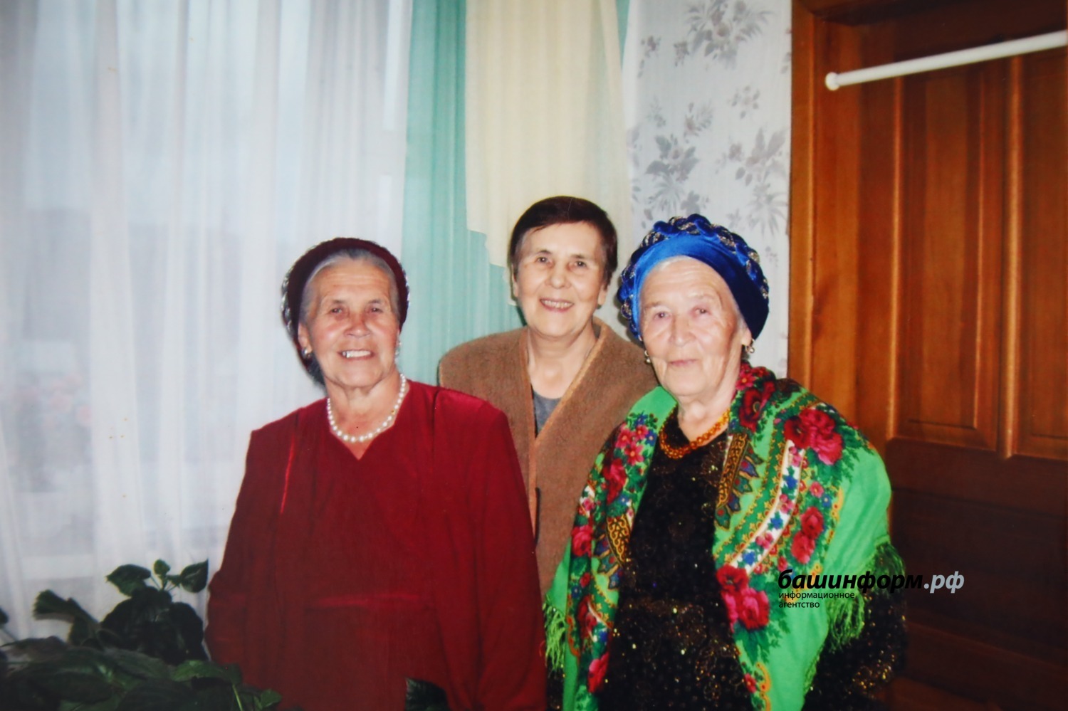 Валерий Шахов из архива Марьям Исяновой В центре – Разия Хабирова.