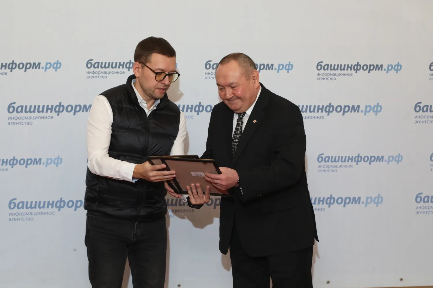 Валерий Шахов  Айдар Асватович Алибаев на вручении диплома «Ярзам» в агентстве «Башинформ»