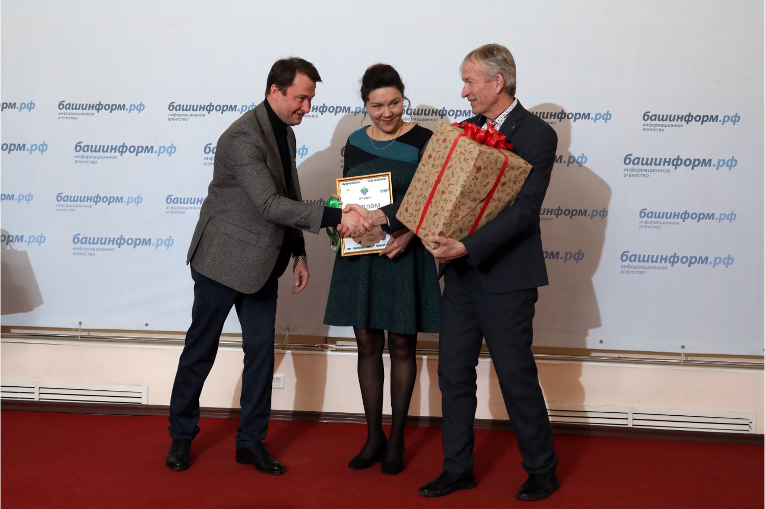 Валерий Шахов  Супруги В. Валиев и И. Вервельская на вручении диплома  «Ярзам» в ИА  «Башинформ»