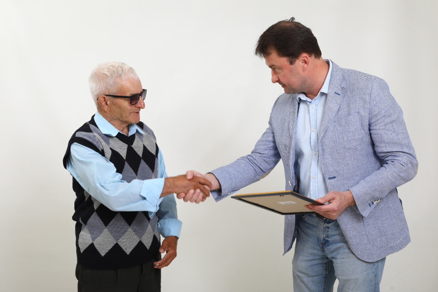 Валерий Шахов  Юрий Иванов с главным редактором «Башинформа» Русланом Шарафутдиновым на вручении диплома «Ярзам».